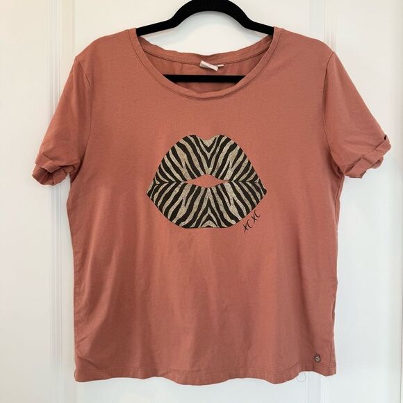 Cream Tops - CREAM | Lip Kiss Graphic Tee